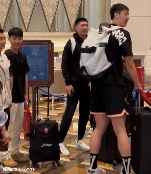 电视剧里的修仙者夏琦无意中经由过程时空来到现代，偶遇女主楠楠心生爱意，在“感情年夜师易半仙“的帮忙下睁开了寻求。可楠楠却对从告白片里过来的西方魔法师Emil“一见钟情”。在和情敌竞争的进程中，夏琦糗态百出。终究Emil走火进魔，夏琪为了庇护本身心爱的女人与Emil睁开了一场中西方的神通对决。